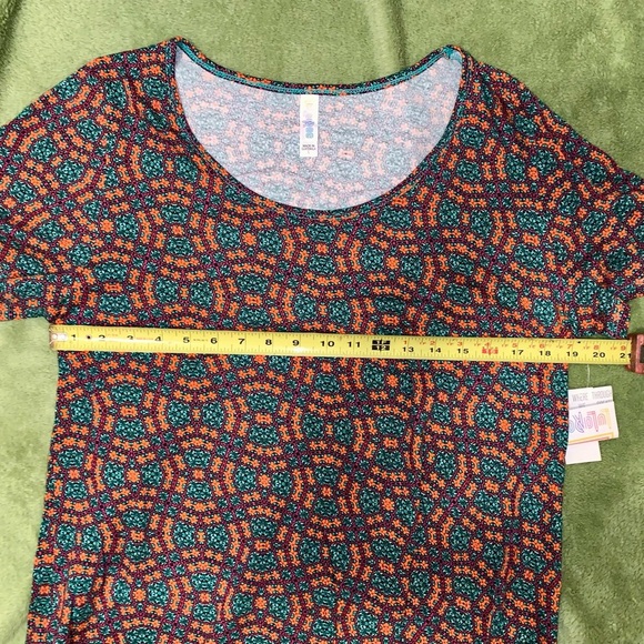 🔲LULAROE Green & Orange Patterned Women's Top "CLASSIC TEE" size Large - Picture 4 of 7